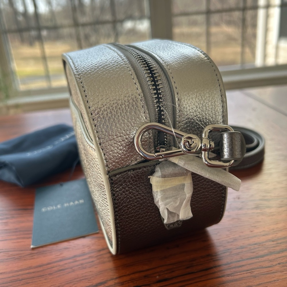 NWT COLE HAAN Grand Essentials Crossbody Camera Bag in Silver Gold - Picture 8 of 9